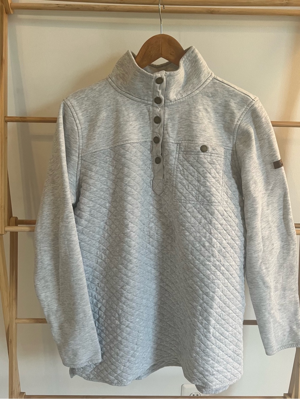 Women’s Light Gray Quilted Henley Pullover Large
